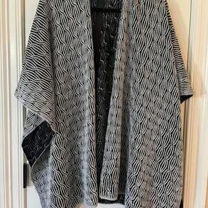 Zoe Madison Metallic Silver Black Wrap Kimono Ruana with Zip Front EUC